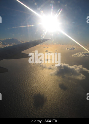 Sonnenuntergang über dem Mittelmeer entlang der algerischen Küste, von einem Flugzeug gesehen Stockfoto
