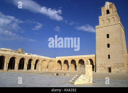 Die Sidi Oqba große Moschee in Kairouan mit Minarett, Innenhof und Minibar. 670 n. Chr. gebaut. Stockfoto