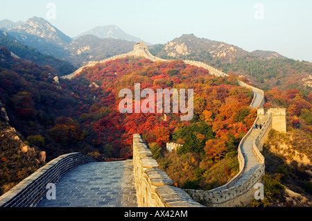 China, Peking, die chinesische Mauer bei Badaling bei Peking. Herbstfärbung bedecken die Berge rund um die große Mauer. Stockfoto