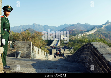 China, Peking, die chinesische Mauer bei Badaling bei Peking. Ein militärischer Soldat steht Wache auf der großen Mauer. Stockfoto