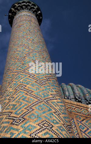 Minarett von Shir dar Madrassa in Samarkand Usbekistan Sher Dor Madrassa, 17. Jahrhundert. Stockfoto