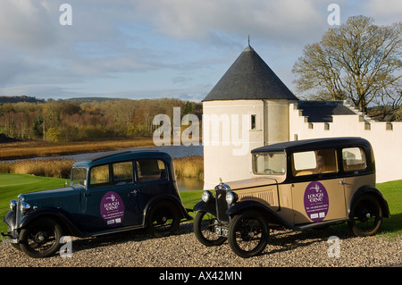 Großbritannien, Nordirland, Fermanagh, Enniskillen. Zwei Oldtimer Parken am Eingang zum Lough Erne Golf Resort Stockfoto