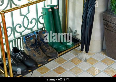 Großbritannien, Nordirland, Fermanagh, Enniskillen. Outdoor-Schuhe in der Bootrack in der Halle am Lough Erne Golf Resort aufgereiht. Stockfoto