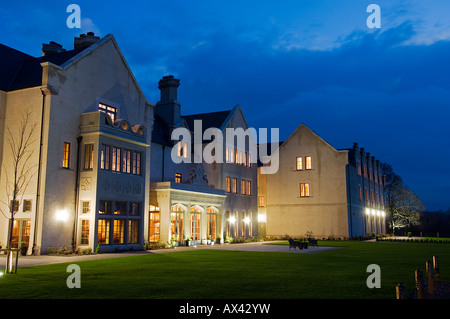 Nordirland, Fermanagh, Enniskillen. Die Vorderseite des Lough Erne Golf Resort in der Abenddämmerung. Stockfoto