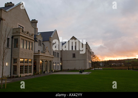 Nordirland, Fermanagh, Enniskillen. Die Vorderseite des Lough Erne Golf Resort in der Abenddämmerung. Stockfoto