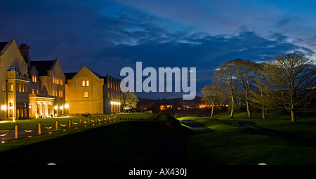 Nordirland, Fermanagh, Enniskillen. Die Vorderseite des Lough Erne Golf Resort in der Abenddämmerung. Stockfoto