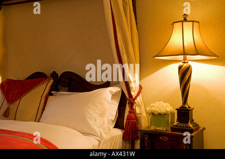 Nordirland, Fermanagh, Enniskillen. Detail das Himmelbett in der Nick-Faldo-Suite im Lough Erne Golf Resort. Stockfoto