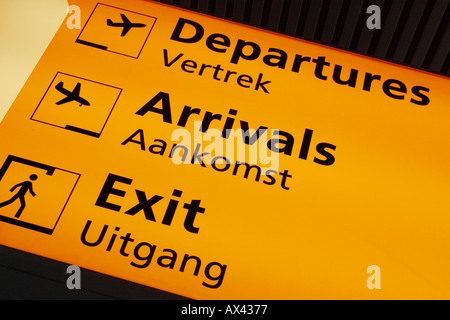 Flughafen terminal Multi lingual Hinweisschild Wegbeschreibungen zum Abflug Ankunft und Abfahrt Stockfoto
