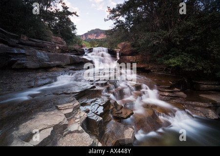 Frisch, knackig Gewässer fließen über die Drakensberge Kaskaden in Drakensberg Nationalpark, Südafrika Stockfoto