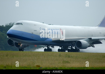 Boeing 747 Cargo Aufbruch in den Regen und schlechtem Wetter Stockfoto