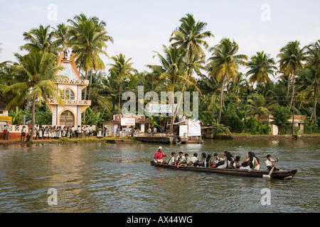 Schülerinnen und Schüler pendeln in einem Kanu, Kuttamangalam, Kainakary Dorf, Alleppey District, Kerala, Indien Stockfoto