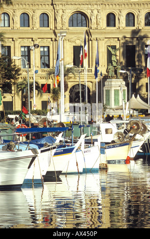 Cannes Stadt Angeln Bootshafen und die City Hall 06 Alpes-MAritimes Cote d ' Azur französische Riviera Paca Frankreich Europa Stockfoto