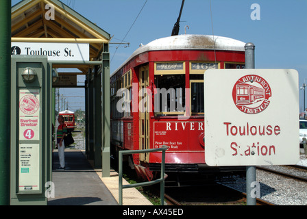 Neue Orleans Louisiana USA USA rote Riverfront Straßenbahn Haltestelle Toulouse Stockfoto