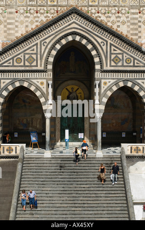 Touristen auf den Stufen der Kathedrale Sant'Andrea, Amalfi, Kampanien, Italien Stockfoto