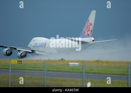 Boeing 747 Cargo Aufbruch in den Regen und schlechtem Wetter - dunklen Himmel = Gewitter Stockfoto