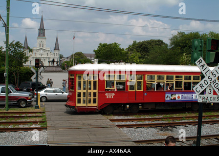 Neue Orleans Louisiana USA USA rote Riverfront Streetcar und St. Louis Cathedral Stockfoto