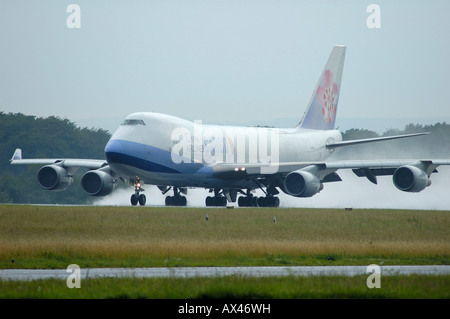 Boeing 747 Cargo Aufbruch in den Regen und schlechtem Wetter Stockfoto