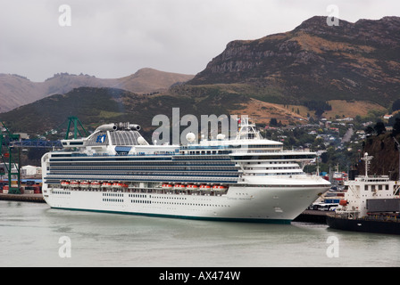 Ein Kreuzfahrtschiff besucht Lyttelton, Neuseeland mit dem Hintergrund der hohen Hügel vulkanischen Ursprungs. Stockfoto