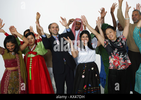 Multi-ethnischen Menschen in Tracht zu jubeln Stockfoto