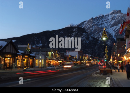 Kanada Alberta Banff Banff Nationalpark Banff Avenue in der Abenddämmerung Stockfoto