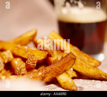 Nahaufnahme von Pommes und Bier Stockfoto