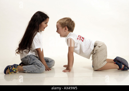 Seitenansicht eines indischen Mädchen spielen mit einem Ausländer jungen Stockfoto