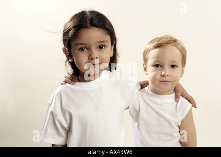 Porträt von einem indischen Mädchen steht mit einem Ausländer jungen Stockfoto