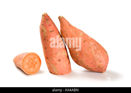 Süßkartoffeln, isoliert auf weiss Stockfoto