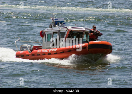US Coast Guard Defender Klasse Antwort Boot patrouilliert Boston Harbor Boston, Massachusetts Stockfoto