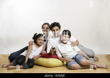 Porträt einer glücklichen Familie am Boden Stockfoto