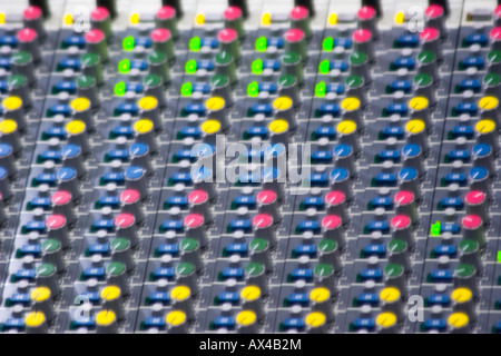Knöpfe am Mischpult Konsole Stockfoto