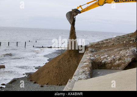 Reparatur ein Loch in der Straße in der Nähe von Allonby, Cumbria, verursacht durch extremen stürmen die Ufermauer wodurch es zum Einsturz zu untergraben Stockfoto