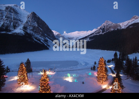 Kanada Alberta Banff Banff Nationalpark Lake Louise Chateau Lake Louise Mond über gefrorene Lake Louise Stockfoto