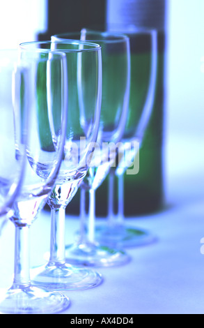 Nahaufnahme einer Reihe leerer Sherry-Gläser Stockfoto