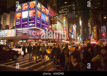 Am Abend Hauptverkehrszeit an der 8th Avenue und 42nd Street von der Port Authority Busstation in New York City Stockfoto