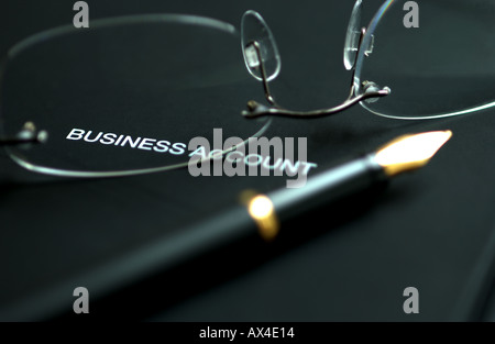 Nahaufnahme von Füllfederhalter und Brille auf Business-Konto Ordner Konzept Stockfoto