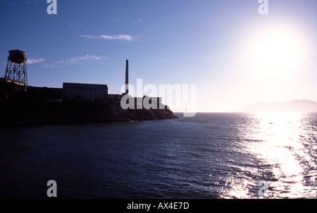 Alcatraz mit der Golden Gate Bridge hinter Stockfoto