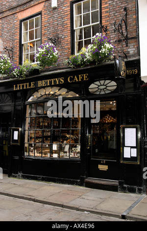 Wenig Bettys Cafe Stonegate York Stockfoto