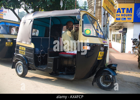 Ein Tuk Tuk parkte in einer Straße, vor Geschäften, Kumily, Kerala, Indien Stockfoto