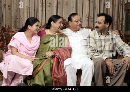 Gemeinsame Familie sitzt in einem Wohnzimmer Stockfoto