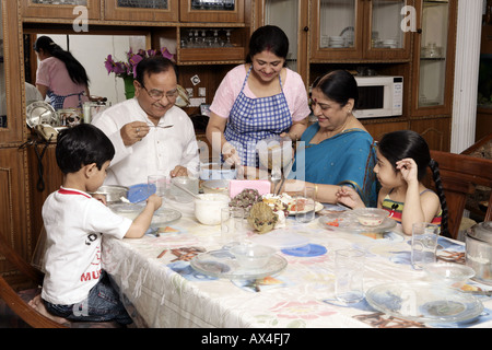 Gemeinsame Familie Essen an einem Esstisch Stockfoto
