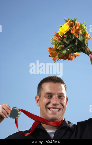 Mann, Medaille und Bouquet Stockfoto