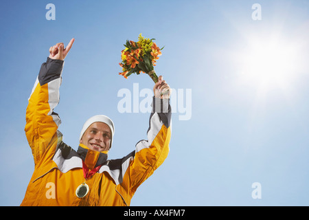 Mann mit Medaille Holding Bouquet Stockfoto