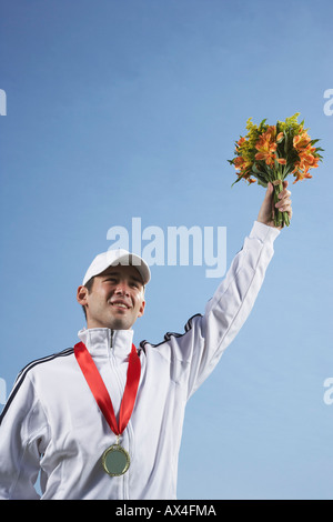 Mann mit Medaille Holding Bouquet Stockfoto