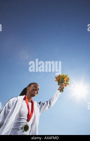 Mann mit Medaille Holding Bouquet Stockfoto