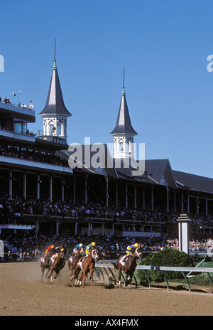 Vollblut-Pferde Rennen um die erste Kurve in Churchill Downs Louisville Kentucky Stockfoto