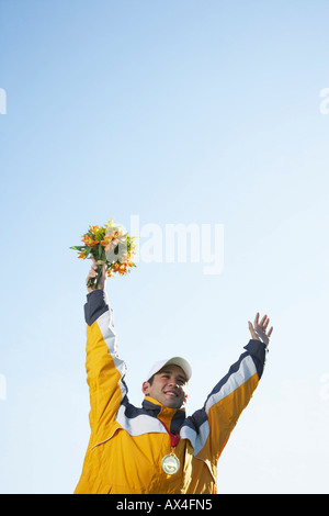 Mann mit Medaille Holding Bouquet Stockfoto