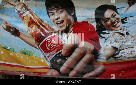 Eine Banner-Werbung von Coca Cola in Bangkok Stockfoto