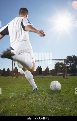 Menschen spielen Fußball Stockfoto