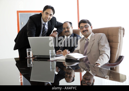 Porträt eines Business Teams sitzen in einem Sitzungssaal und lächelnd Stockfoto
